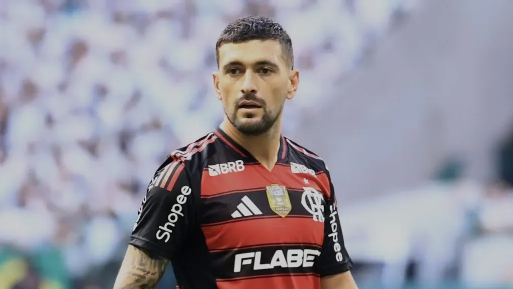 Arrascaeta pelo Flamengo durante partida contra o Palmeiras.