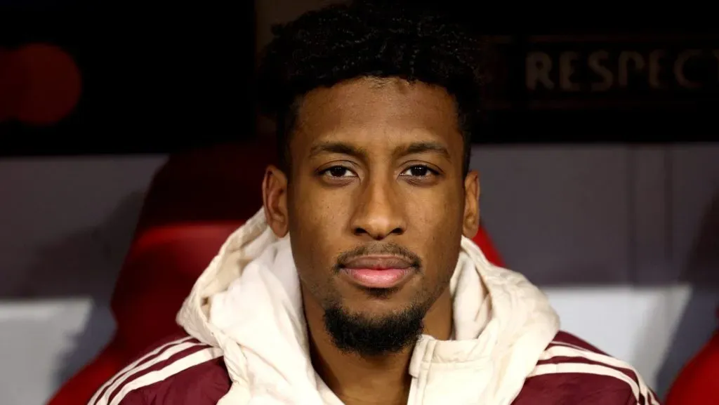 Coman, sentado, com a jaqueta bege e vermelha (Photo by Adam Pretty/Getty Images)