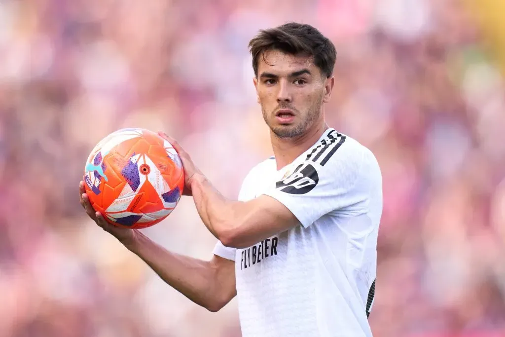Brahim Díaz em duelo diante do Barcelona (Photo by Alex Caparros/Getty Images)