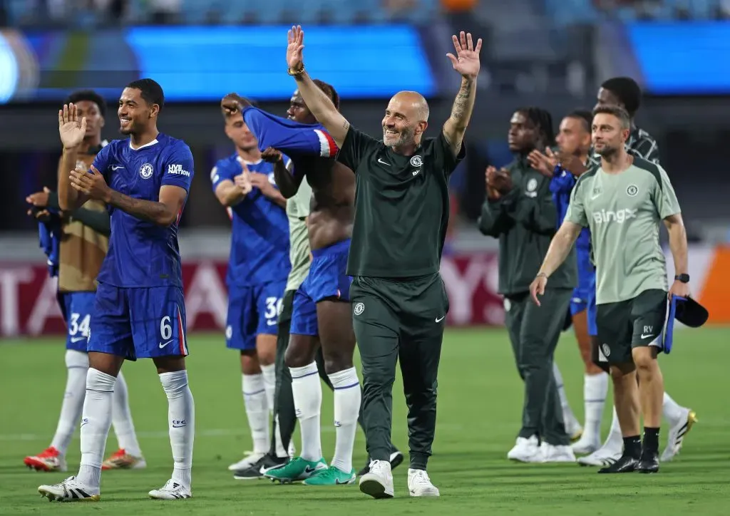 Enzo Maresca celebra a classificação do Chelsea para as quartas do Mundial junto dos jogadores. (Photo by Buda Mendes/Getty Images)