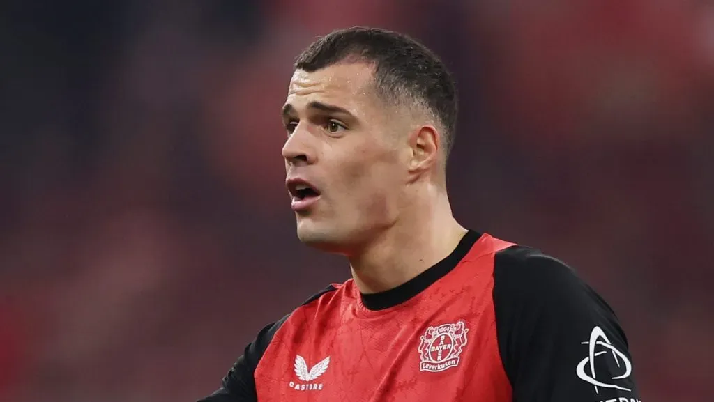 Granit Xhaka, do Bayer 04 Leverkusen, reage durante a partida de ida das oitavas de final da UEFA Champions League 2024/25 entre FC Bayern de Munique e Bayer 04 Leverkusen, na Allianz Arena, em 5 de março de 2025, em Munique, Alemanha.