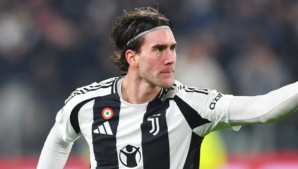 Vlahovic, atacante da Juventus, em campo, de camisa preta e branca. (Photo by Valerio Pennicino/Getty Images)