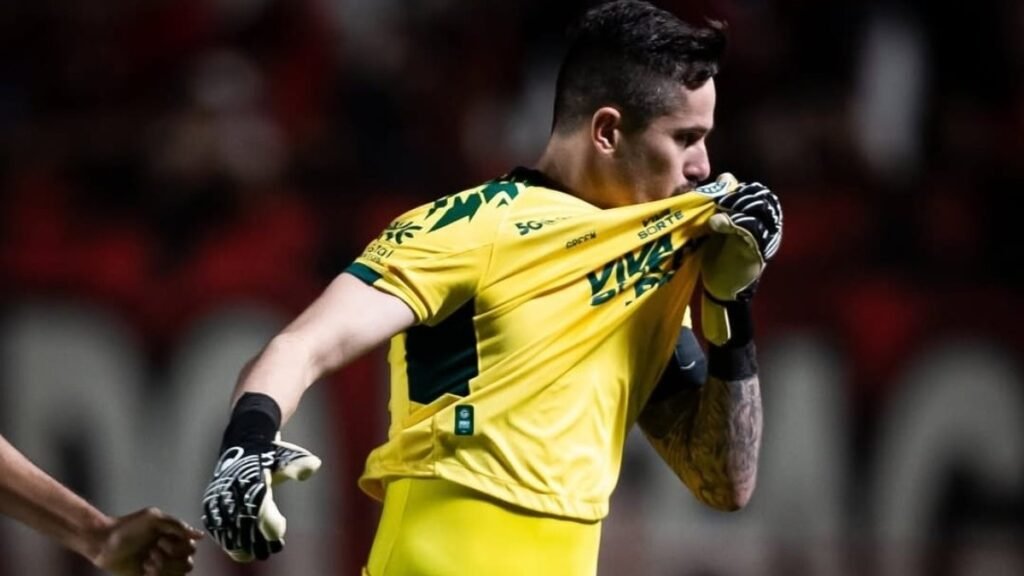 Tadeu durante o clássico com Atlético-GO (Foto: Rorison Rodrigues/Goiás)