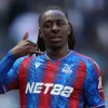 Eberechi Eze, do Crystal Palace, comemora o primeiro gol de sua equipe durante a partida da Premier League entre Tottenham Hotspur FC e Crystal Palace FC no Tottenham Hotspur Stadium, em 11 de maio de 2025, em Londres, Inglaterra.