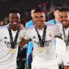 Com o Liverpool liderando as negociações, a mudança pode dar ao brasileiro o protagonismo perdido após a chegada de Mbappé. (Photo by Alex Grimm/Getty Images)