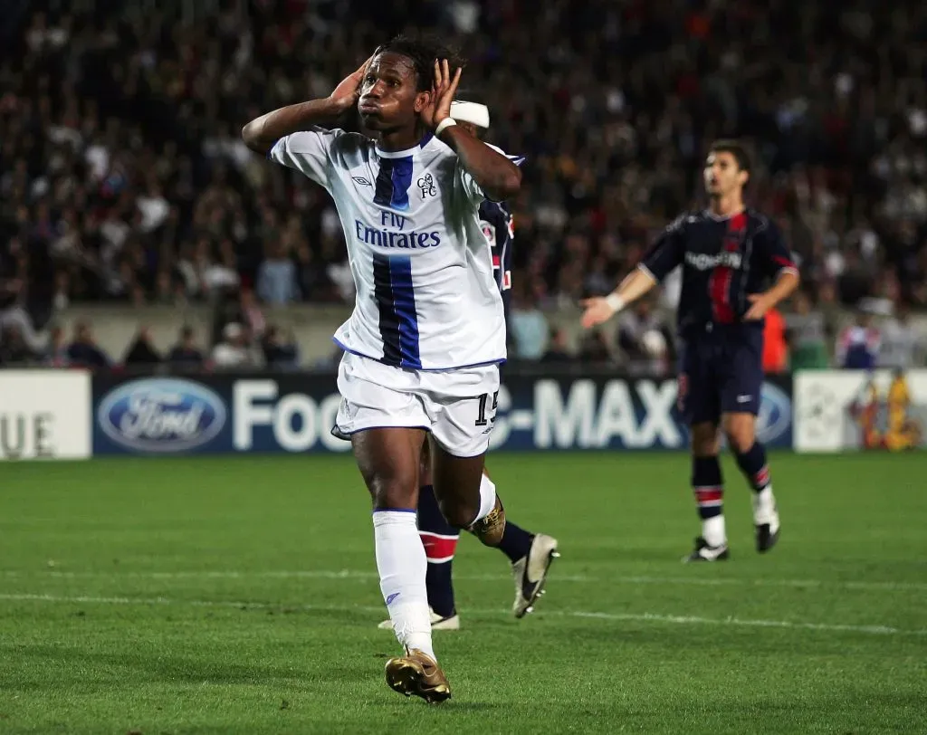 Drogba comemorando gol contra o PSG.  (Photo by Shaun Botterill/Getty Images)