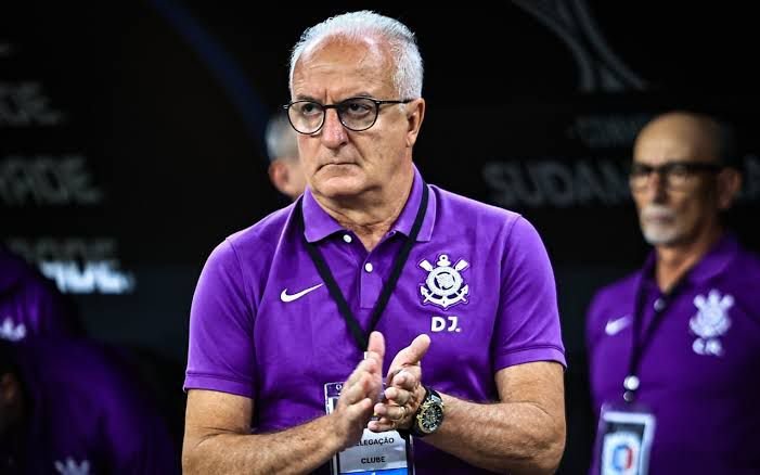 Treinador Dorival Jr. durante treino