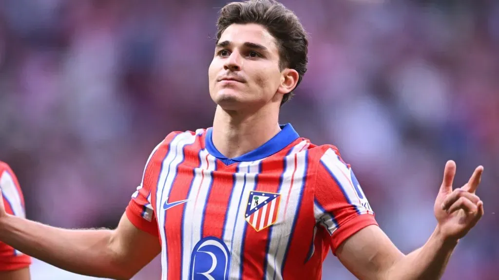 Julián Álvarez, com a camisa branca e vermelha com detalhes em azul do Atlético de Madrid.