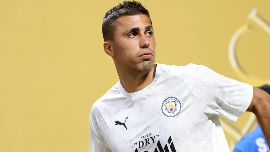 Rodri, ligado ao Real Madrid, em ação com o Manchester City (Photo by Alex Grimm/Getty Images)