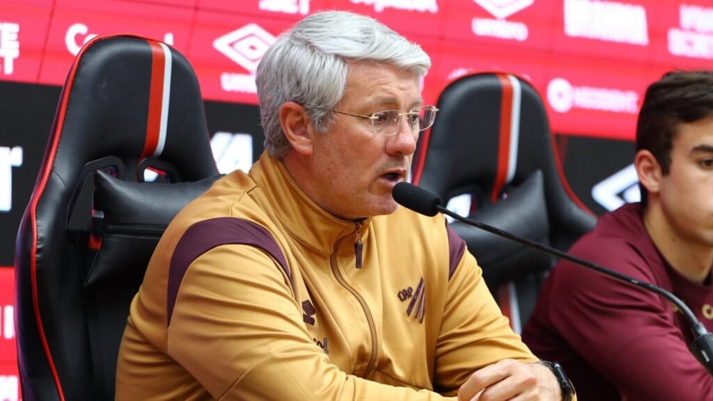 Odair Hellmann foi otimista após a vitória. (Foto: Duda Matoso/athletico.com.br)