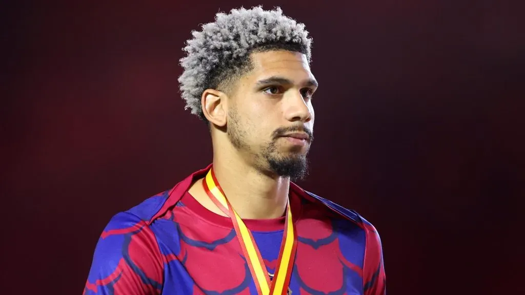 Ronald Araújo, com a camisa azul e vinho do Barcelona