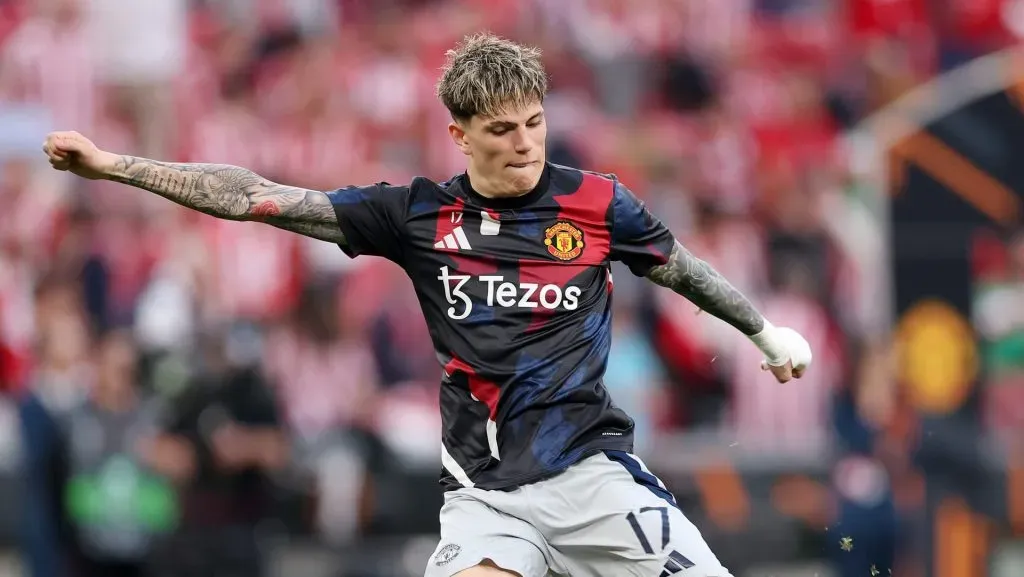 Alejandro Garnacho aquecendo pelo Manchester United.