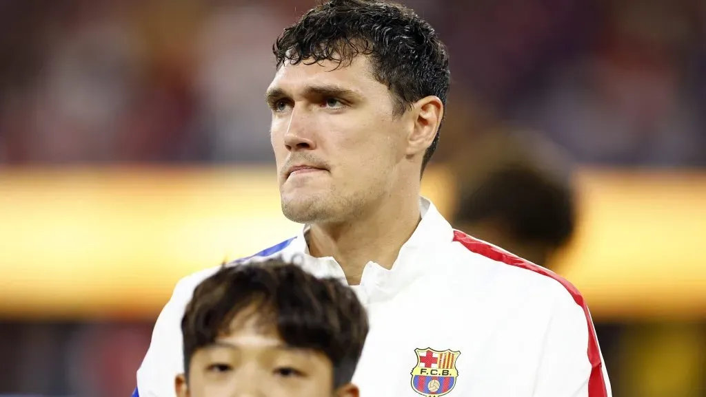 Christensen, em campo, com a jaqueta branca do Barcelona