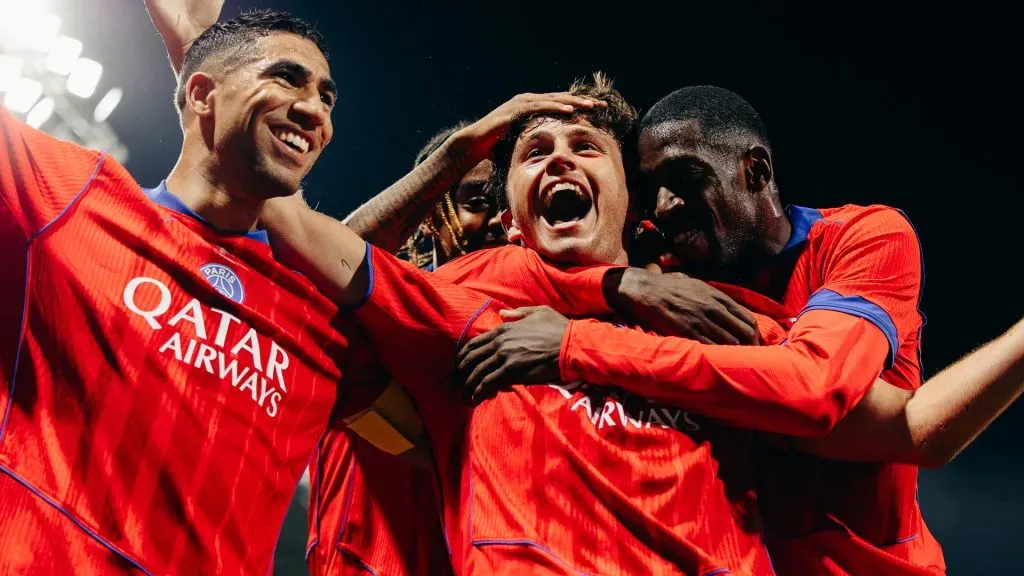 João Neves foi o grande destaque com dois gols de bicicleta, acompanhado por Barcola e Dembélé, que marcou duas vezes de pênalti antes de deixar o campo com um desconforto muscular. (Foto: Twitter/Divulgação Paris Saint-Germain)