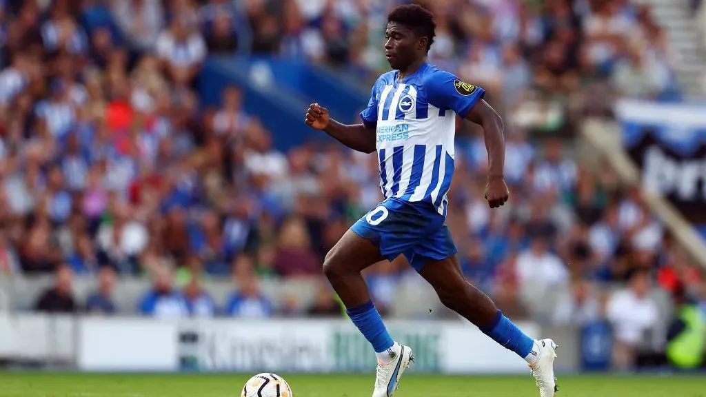 Carlos Baleba em jogo do Brighton. Foto: Bryn Lennon/Getty Images