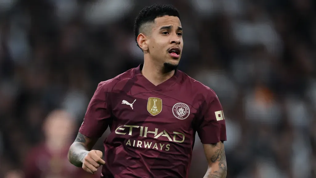 Savinho com a camisa vinho do Manchester City