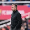 Hansi Flick observa o Barcelona durante partida contra o Deportivo Alavés