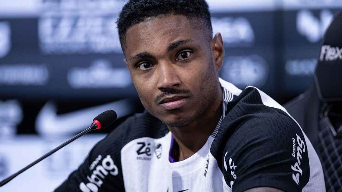 Vitinho em ação durante a partida.
