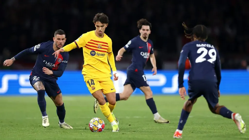 João Félix domina bola sob marcação dos jogadores do PSG (Foto: Alex Pantling/Getty Images)