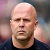 A falha defensiva nos minutos finais resultou no gol de Nketiah e expôs a fragilidade da equipe em bolas paradas, alvo de críticas diretas do técnico Arne Slot. (Photo by Tom Dulat/Getty Images)
