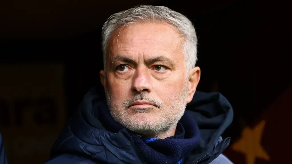 José Mourinho em partida do Fenerbahçe. (Foto: Ahmad Mora/Getty Images)
