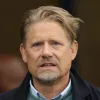 Peter Schmeichel critica duramente as decisões de transferências do Manchester United desde a aposentadoria de Sir Alex Ferguson, apontando vendas questionáveis e contratações que não corresponderam às expectativas, enquanto ex-jogadores como McTominay e Hojlund brilham em outros clubes. (Photo by Carl Recine/Getty Images)