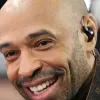 Thierry Henry observa antes de um jogo da Liga dos Campeões