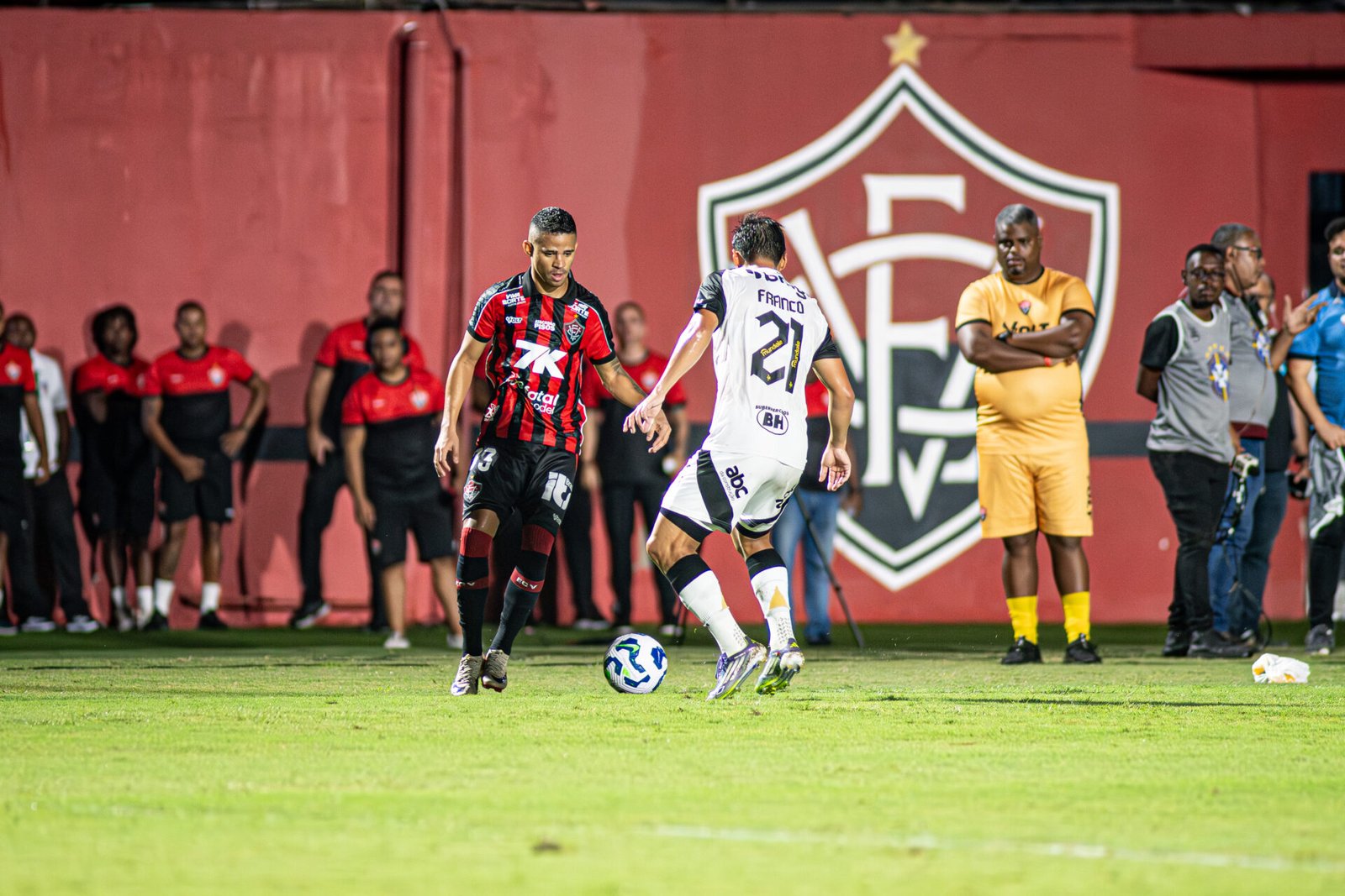 Victor Ferreira comemora gol