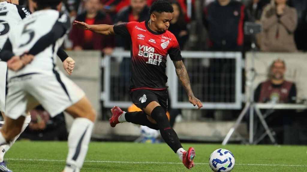 Léo Derik em ação pelo Athletico-PR
