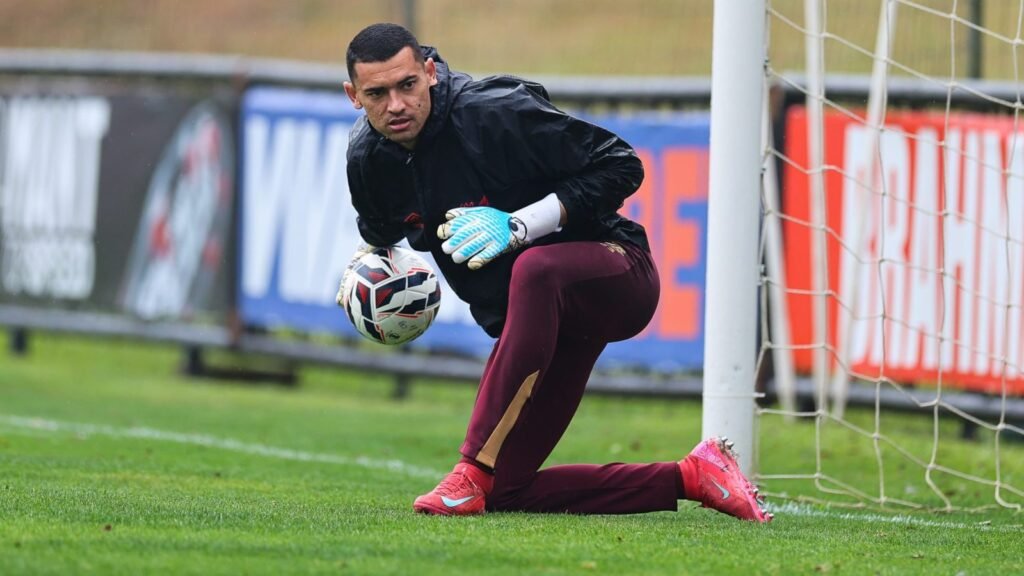 Santos, goleiro do Athletico-PR