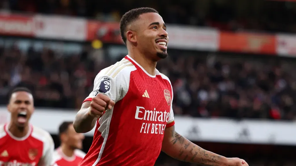 Gabriel Jesus comemora gol durante partida do Arsenal. (Foto: Richard Heathcote/Getty Images)