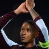 Aston Villa avalia futuro de Ezri Konsa diante de investida de Manchester City e Tottenham