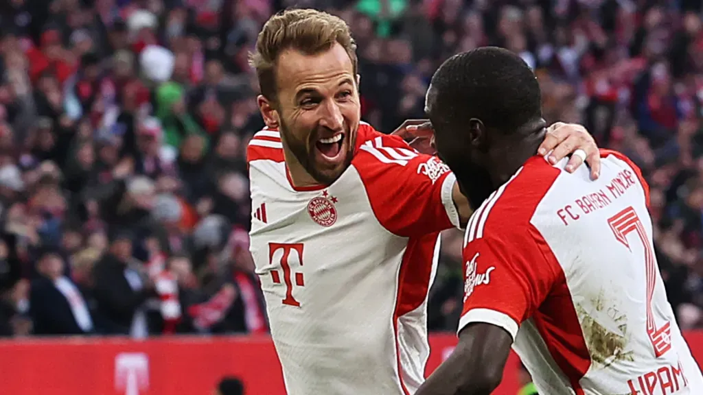 Kane ao lado de Upamecano, alvo do Real Madrid. Foto: Alexander Hassenstein/Getty Images