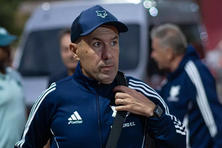 Leonardo Jardim à beira do campo