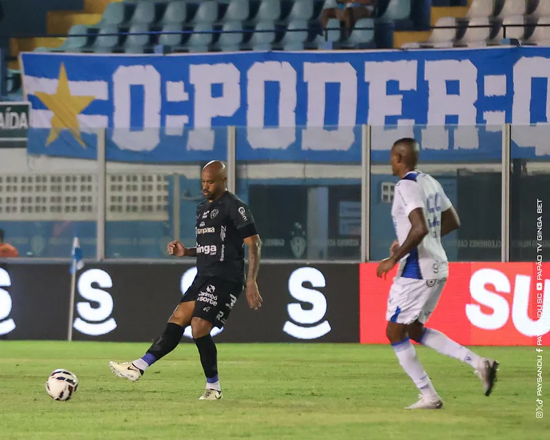 Paysandu enfrentando o Avaí-SC