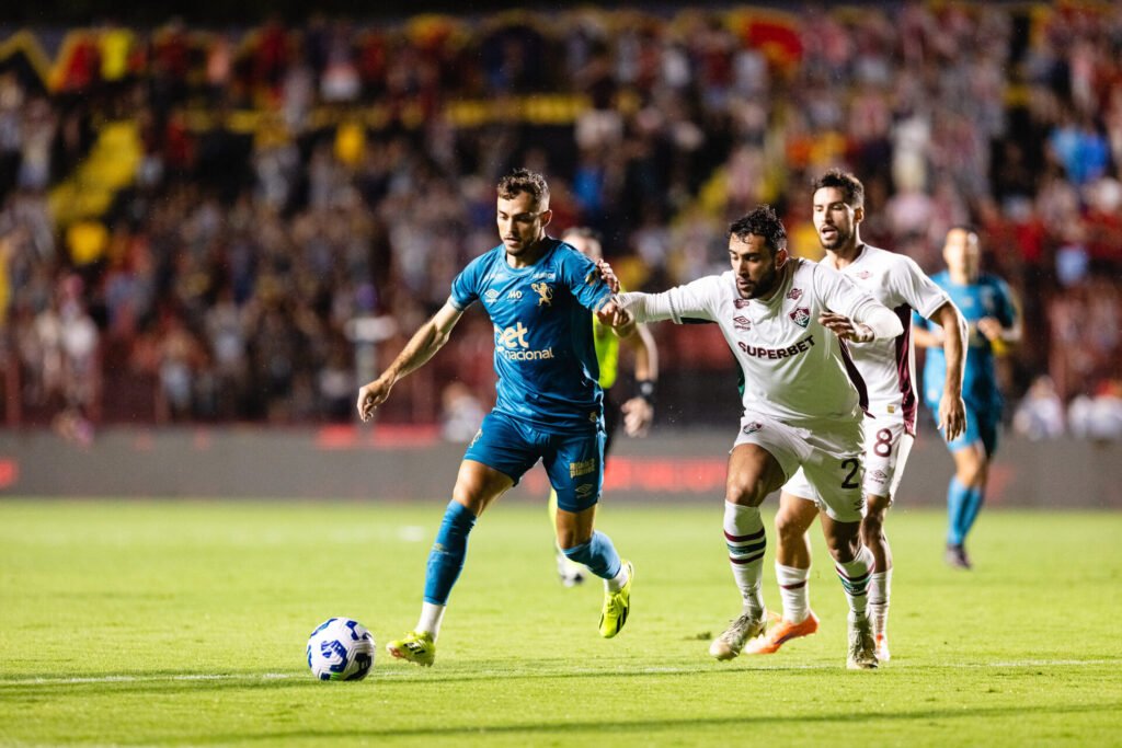 Lucas Lima marca um golaço no empate contra o Fluminense.