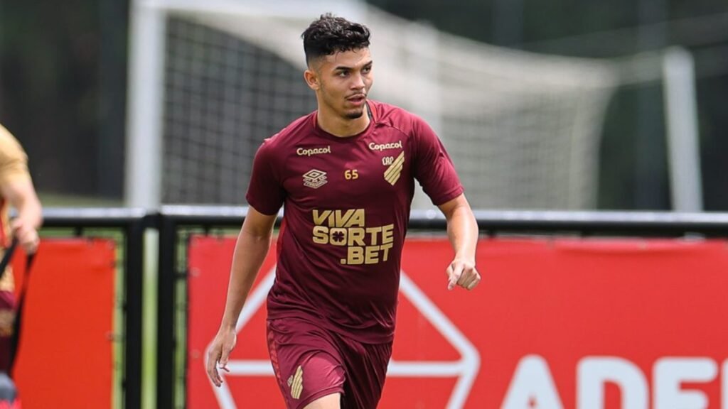 Arthur Dias em treino antes do confronto (Foto: José Tramontin/athletico.com.br)