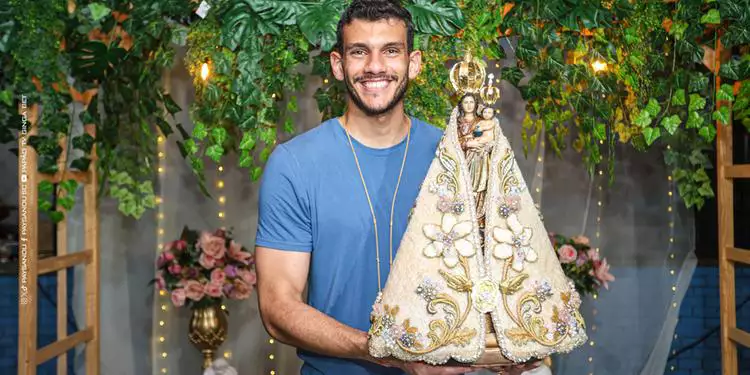 Gabriel Mesquita com a imagem peregrina de Nossa Senhora de Nazaré (Matheus Vieira/ Paysandu)