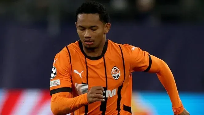 Eguinaldo, alvo do Atlético de Madrid, com camisa laranja. Foto: Lars Baron/Getty Images
