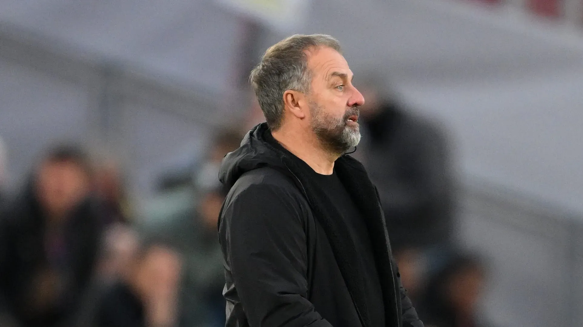 Hansi Flick de pé na área técnico em jogo do Barcelona