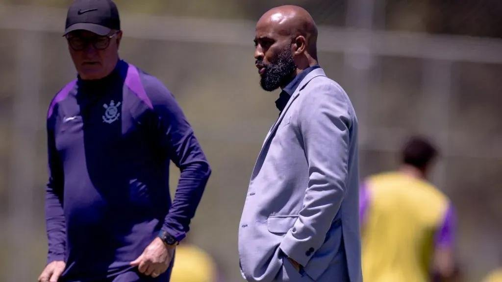 Dorival JR e Fabinho Soldado observando o treino do Corinthians. Foto: Rodrigo Coca
