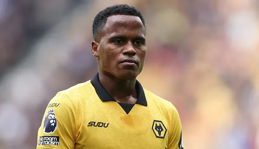 Jhon Arias, atacante do Wolverhampton, em campo, com a camisa amarela