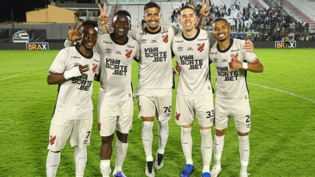 Jogadores do Athletico-PR comemoram vitória (Foto: José Tramontin/athletico.com.br)