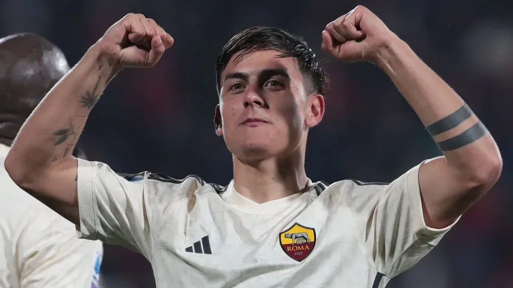 Dybala, em campo, comemorando pela Roma