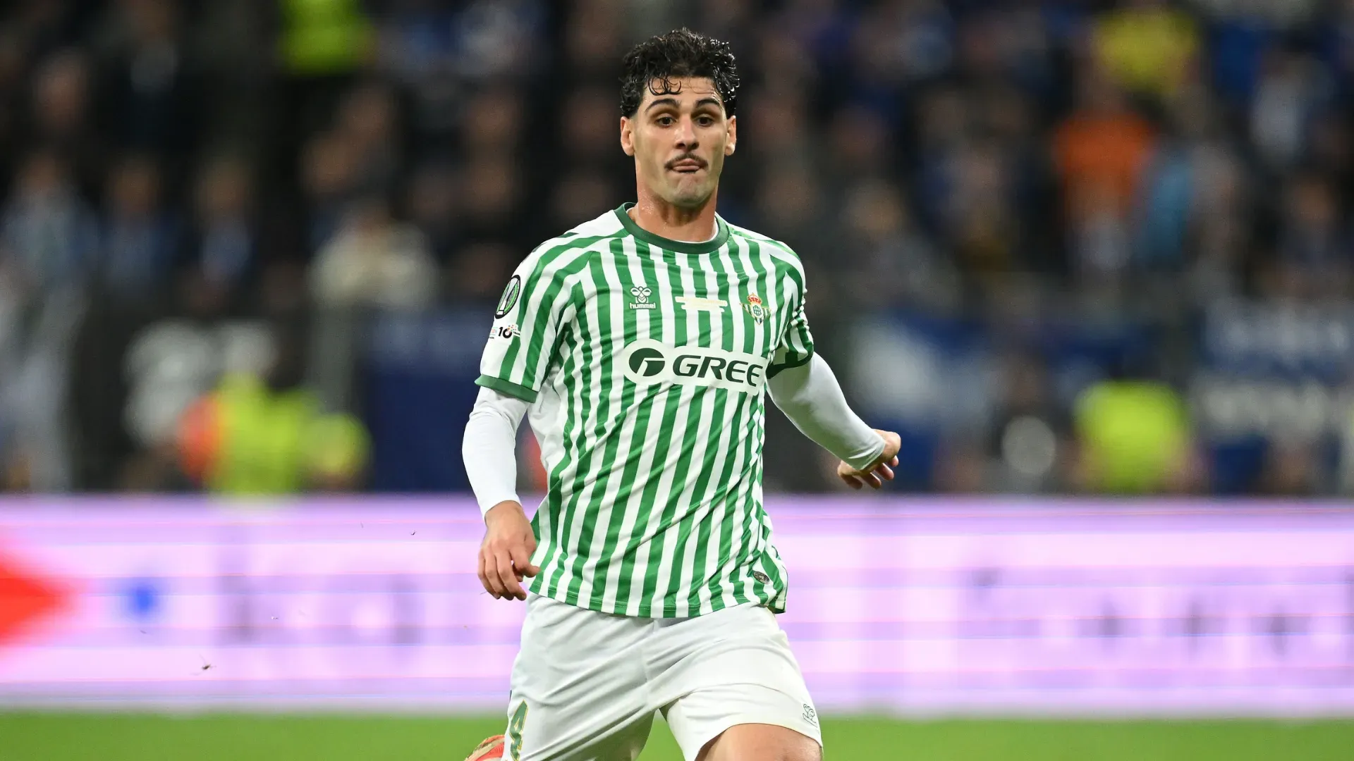 Johnny Cardoso em jogo pelo Real Betis