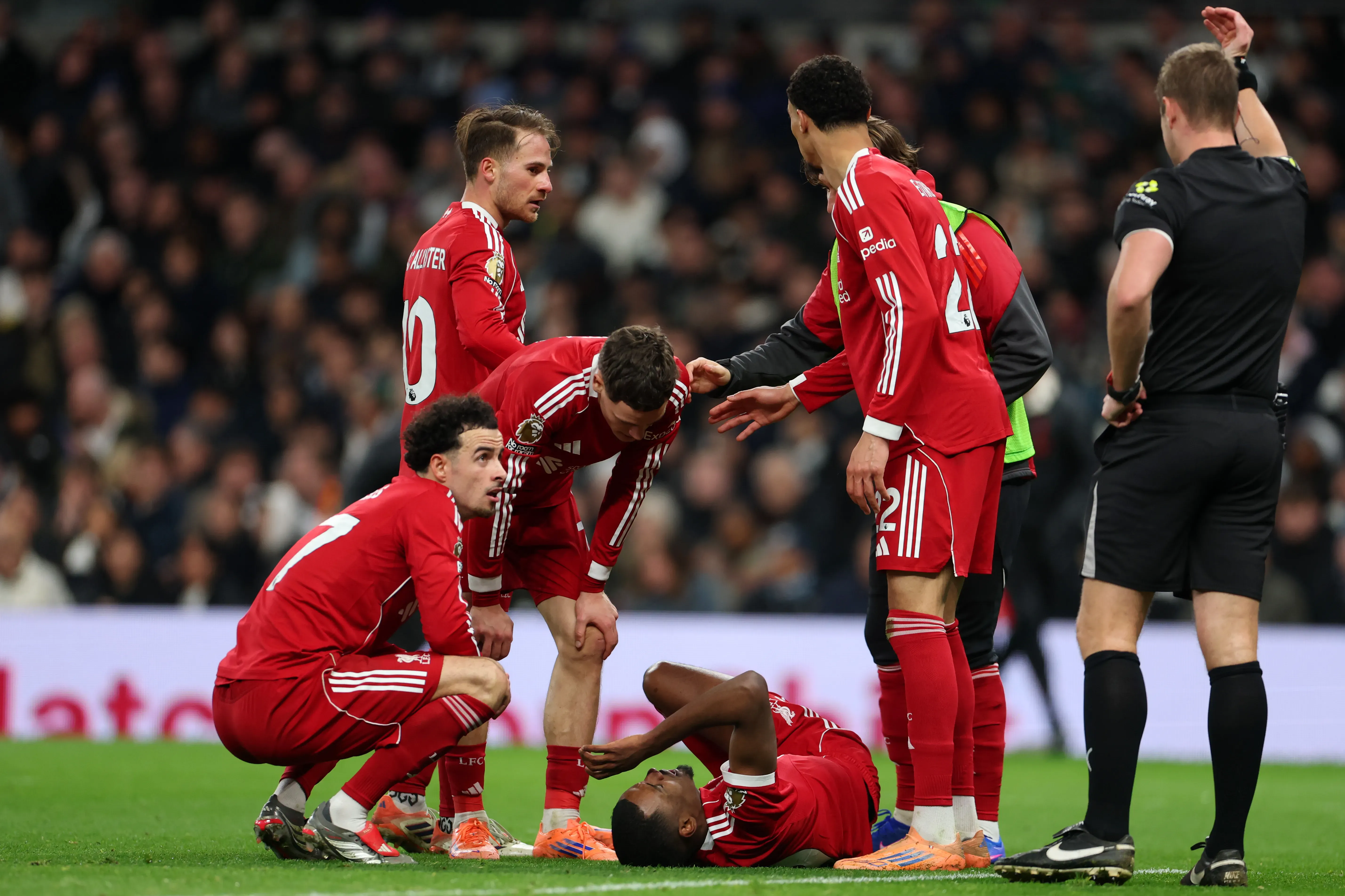 Alexander Isak, do Liverpool, é visto caído no gramado após uma falta de Micky van de Ven, do Tottenham Hotspur (não aparece na foto), durante a partida da Premier League entre Tottenham Hotspur e Liverpool, no Tottenham Hotspur Stadium, em 20 de dezembro de 2025, em Londres, Inglaterra. (Foto: Alex Pantling/Getty Images)