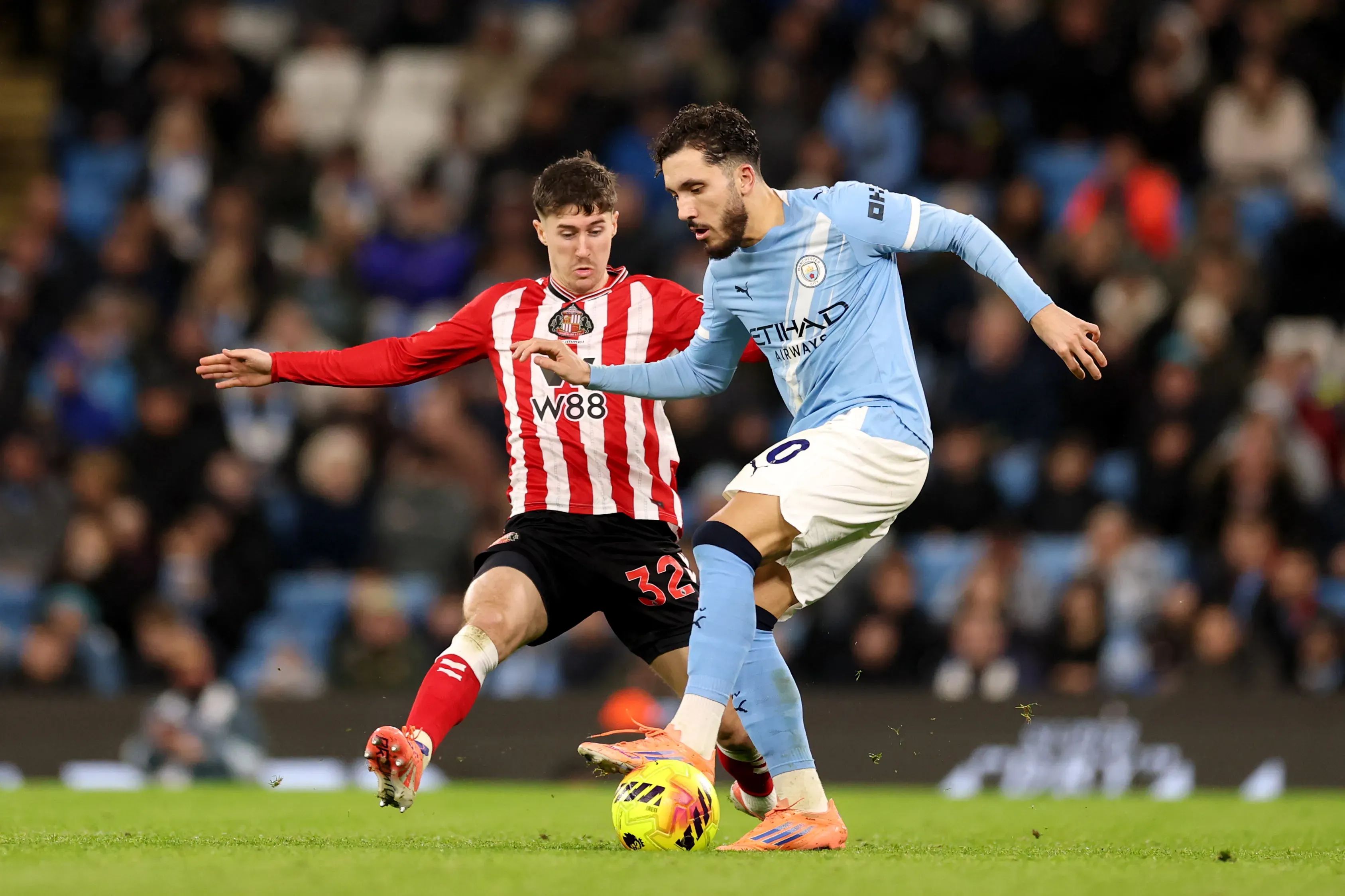 Rayan Cherki, do Manchester City, é desarmado por Trai Hume, do Sunderland, durante a partida da Premier League entre Manchester City e Sunderland, no Etihad Stadium, em 6 de dezembro de 2025, em Manchester, Inglaterra. (Foto: Kate McShane/Getty Images)