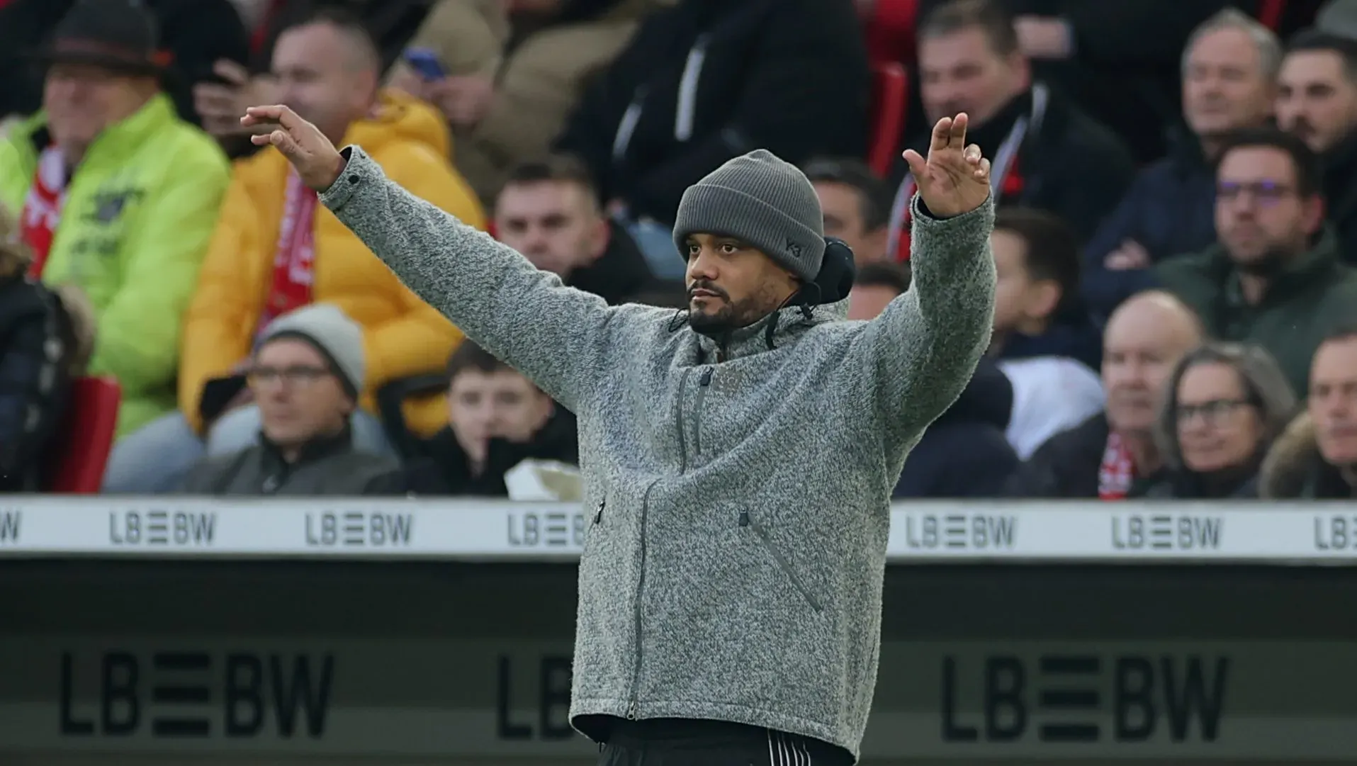 Vincent Kompany, técnico do FC Bayern de Munique, gesticula para seus jogadores durante a partida da Bundesliga entre VfB Stuttgart e FC Bayern München, na MHPArena, em 6 de dezembro de 2025, em Stuttgart, Alemanha. (Foto: Alex Grimm/Getty Images)