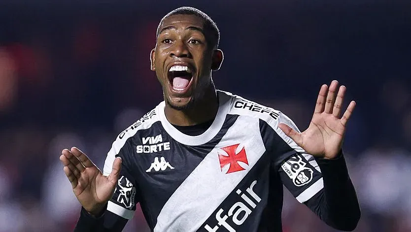 Rayan, em campo, comemorando com a camisa do Vasco
