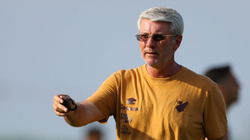 Athletico-PR vence Goiás na Serrinha